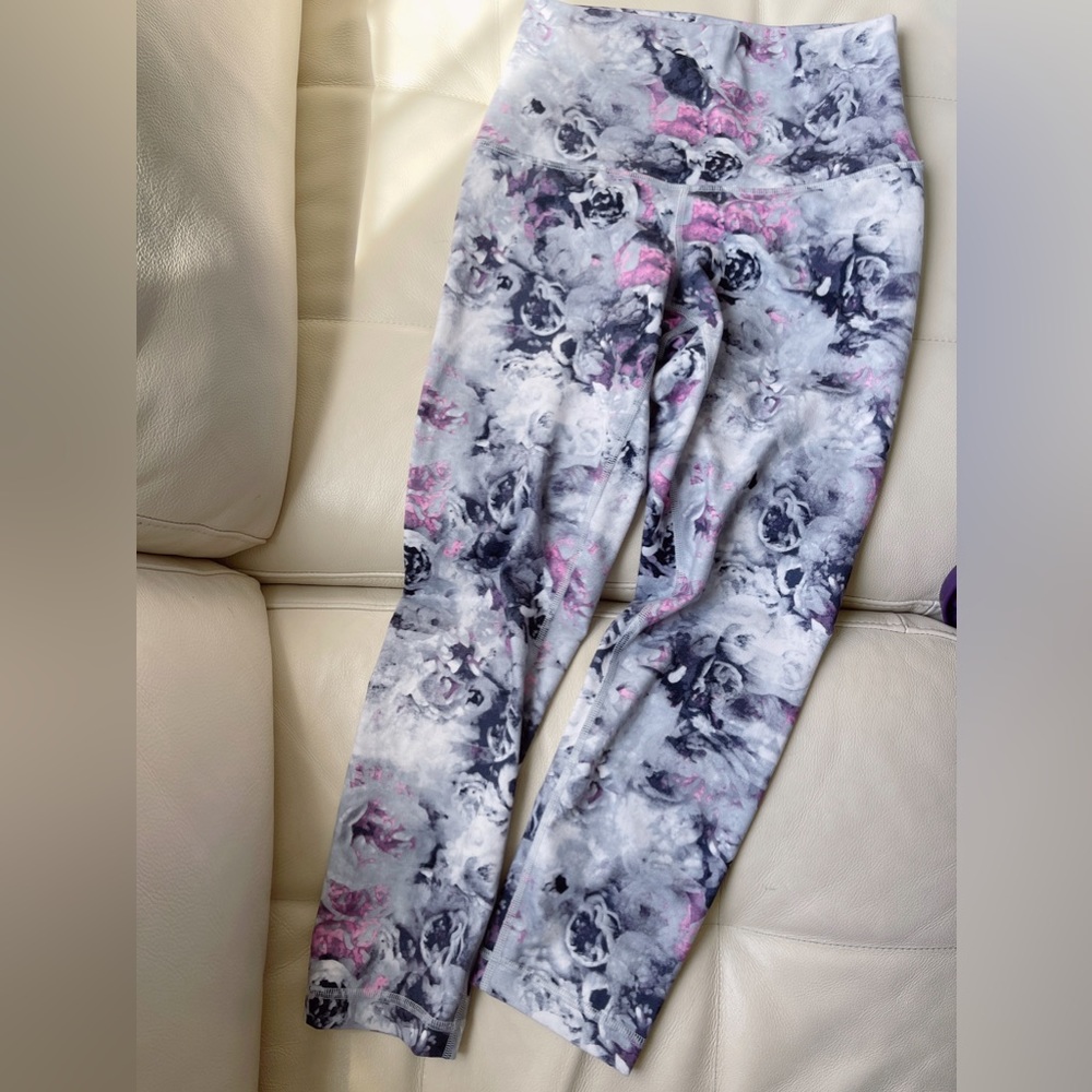 Lululemon Wunder Under crops 23” inseam size 4 grey pink bloom